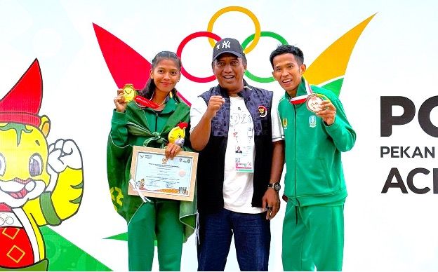 Rector Cak Hasan with two of his students who won medals at XXI Aceh North Sumatra PON 2024.