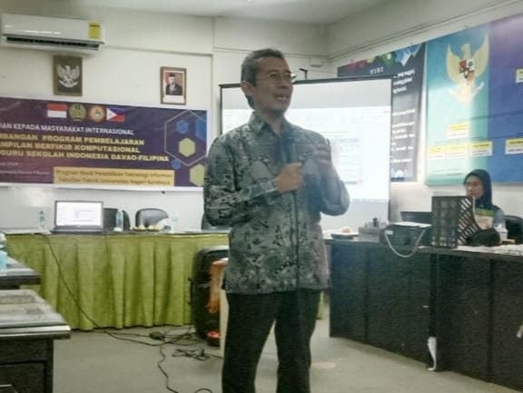 PTI UNESA lecturer delivers training material regarding the application of computational thinking in learning.