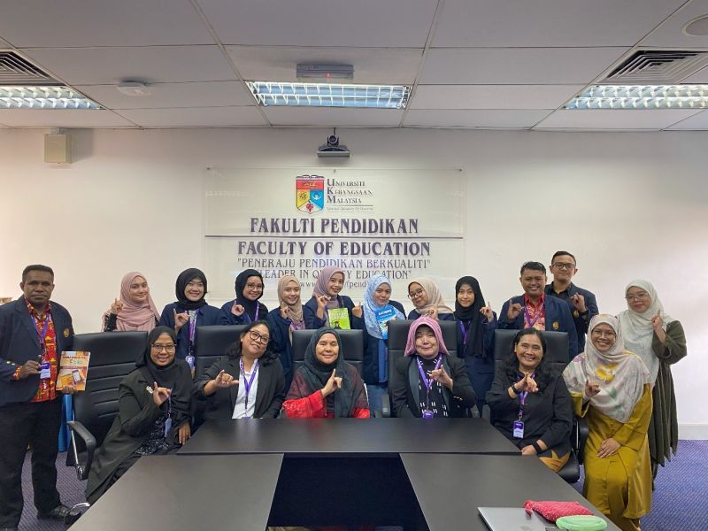 Benchmarking lecturers and students of Masters in PLB and Masters in FIP Unesa to UKM Prof. Madya Dr. Hasnah Toran, Head of the Study Center UKM Community Education & Welfare.