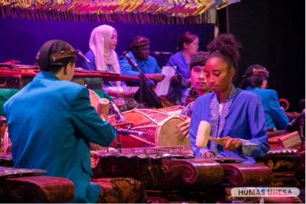 BIPA students from abroad were also involved in this performance. They looked enthusiastic and looked stunning in traditional Indonesian clothing.