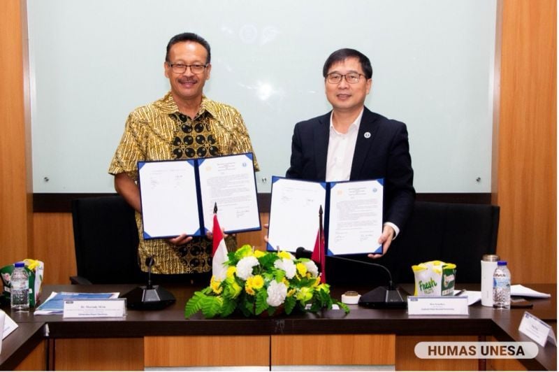 UNESA Deputy Chancellor for Division IV, Martadi (left) and CCNU Vice President, Mr. Ren Youzhou show the cooperation document that has just been signed.