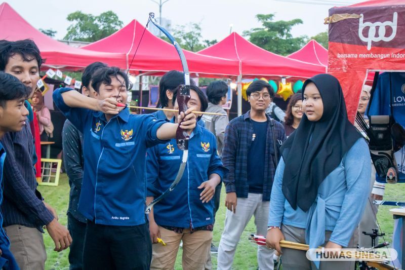 Student UNESA explores the sport of darts, one of the sports games at UNESA's Ramadan Carnival