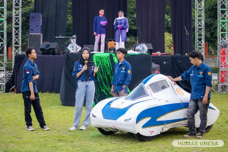 Students of Garnesa Electric Car UKM, Faculty of Engineering show off their cars they rely on in various national and international level championships. 