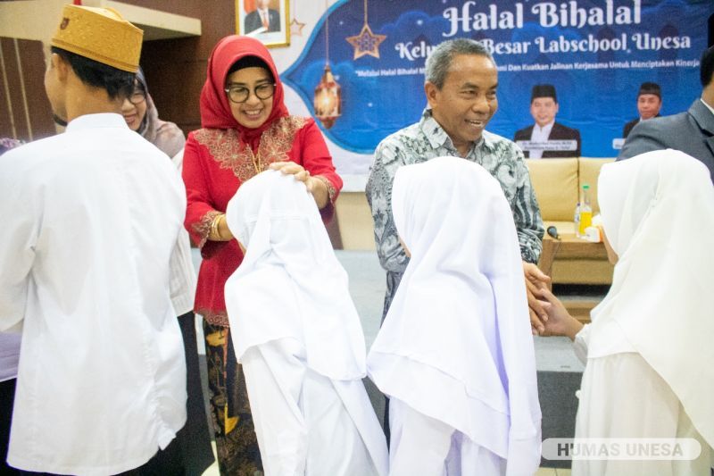 The Director of Labschool and Chair of the UNESA Labschool Foundation together with the entire UNESA Labschool family shook hands hands and apologize to each other physically and mentally in halalbihalal