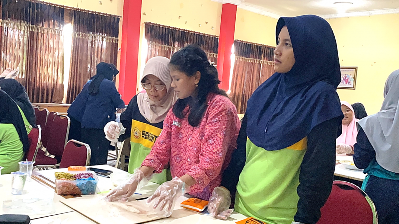 Students at SMPN 16 Surabaya learn to process paper waste into maps that can be used as learning media.