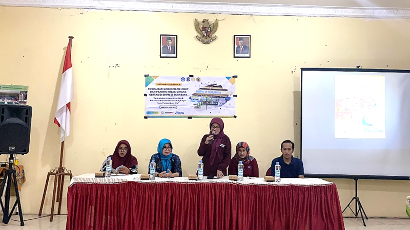 Opening of socialization on 'Environment and Paper Waste Creation Practices' at SMP Negeri 16 Surabaya.