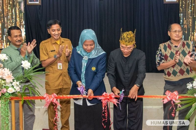 The opening of the UNESA Fisipol Pekan History Exhibition was marked by a ribbon cutting.