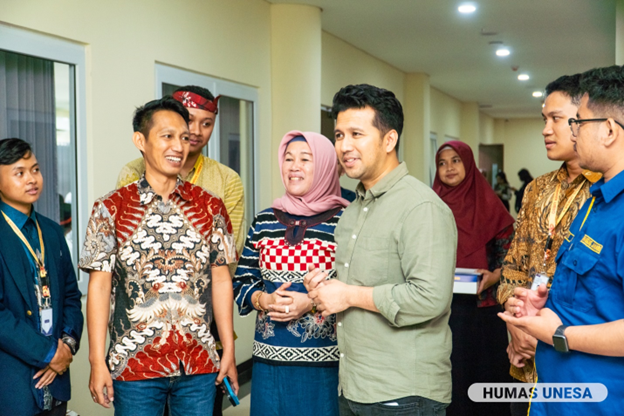 The Director of Campuses Outside the Main Campus together with Emil Dardak who attended motivated and provided provisions for new students at UNESA Campus 5 Magetan