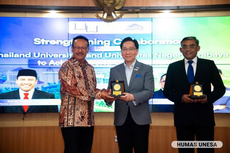 At this meeting there was also the signing of cooperation between UNESA, ASAIHL, representatives of Thai universities.