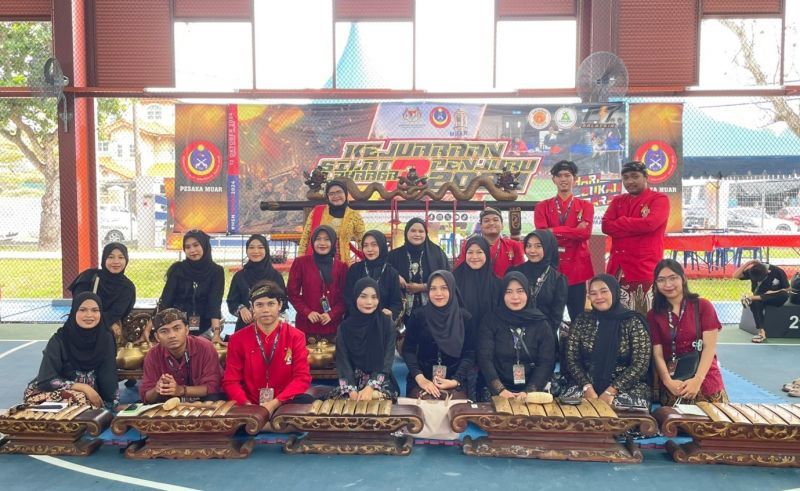 UNESA Javanese Language and Literature Undergraduate Study Program students teach Malaysian students how to play gamelan.