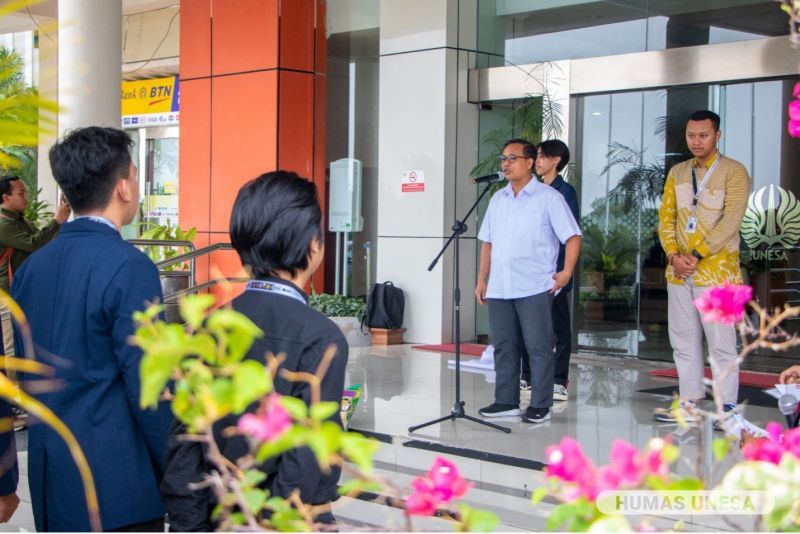 The Director of Student and Alumni Affairs at UNESA provided guidance and reinforcement during the release of students who will carry out community service in Tuban.