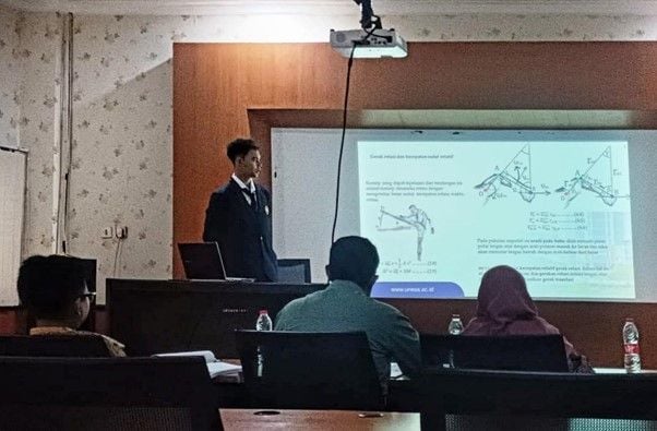 Mohammad Rofi when presenting the results of his thesis research in front of the examining lecturers.