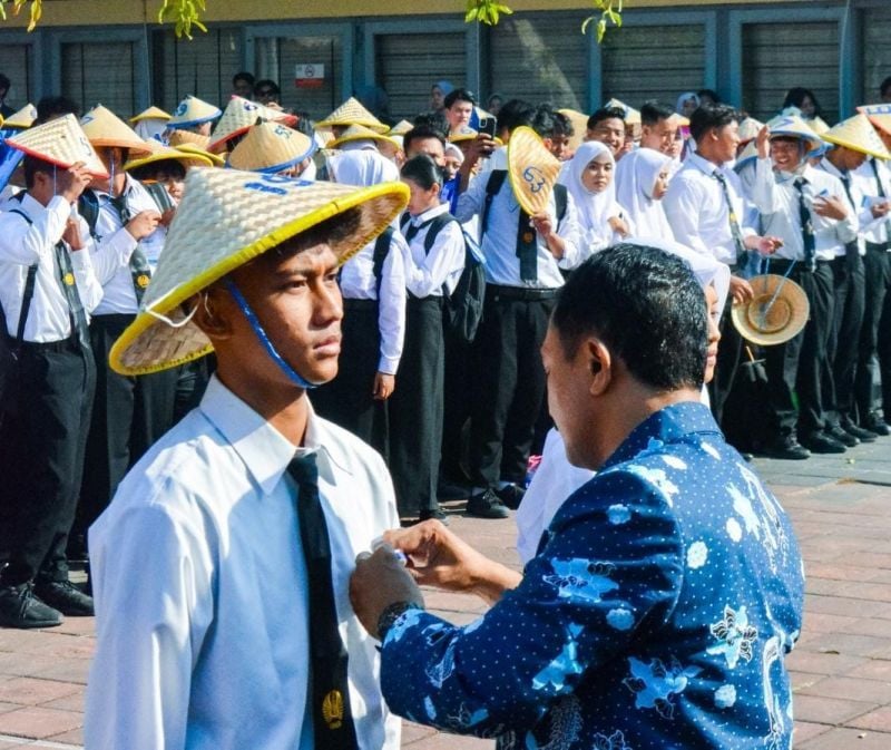 INFIRMATION: Fisipol new students take part in PKKMB at Campus 1 Ketintang. In this program, they get a lot of provisions and motivation from various figures and officials.