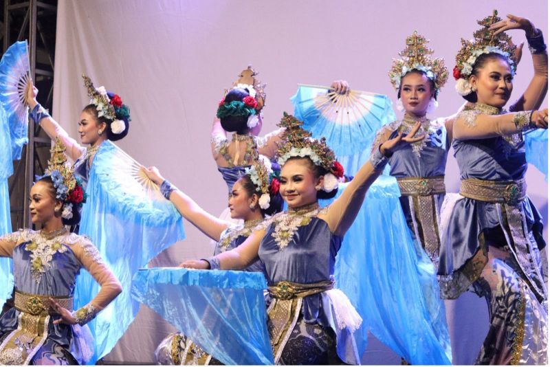 Sapta Pawitra dance performance by Unesa Sendratasik students.