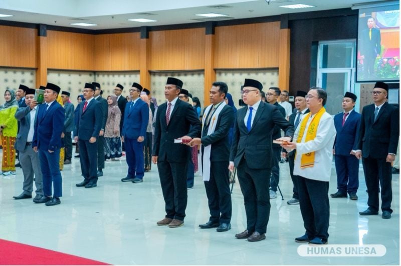 A number of new related officials underwent an inauguration procession and took the oath of office.