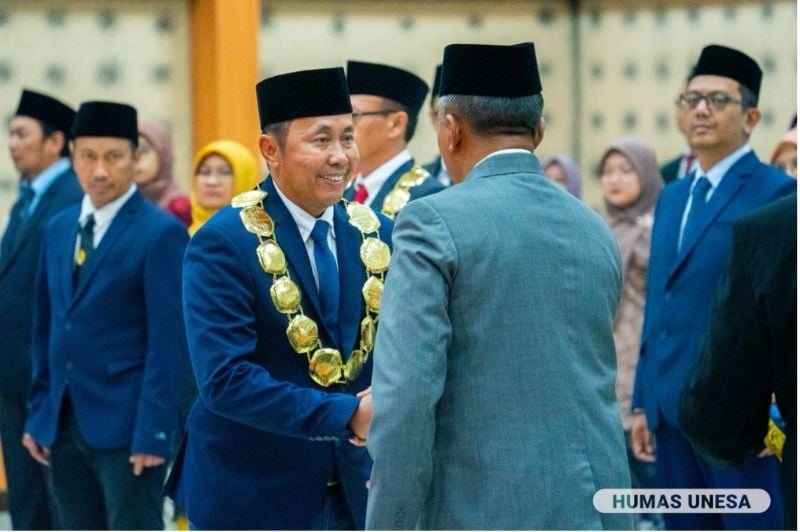 Unesa Chancellor Cak Hasan congratulated the new Deputy Chancellor for Field IV, Dwi Cahyo Kartiko, and to the relevant new officials who were appointed.