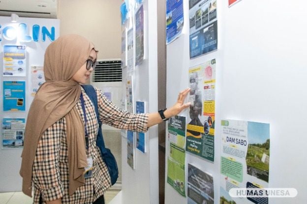 UNESA students watch the work of participants in the geography exhibition of the UNESA Social and Political Science Week