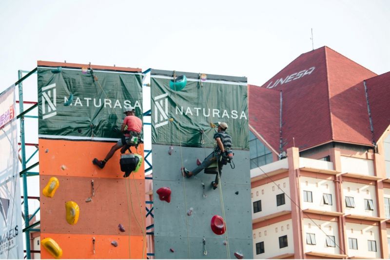 Accompanied by their parents, hundreds of participants from various regions took part in the Climbing Competition organized by Himapala UNESA.