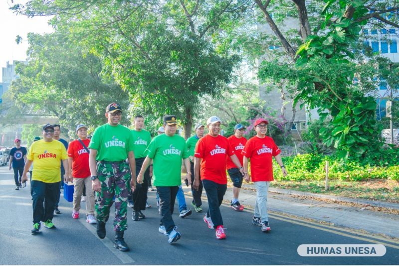 UNESA leadership together with a number of partners, community members and local residents took a healthy walk together to start the Student Fair.