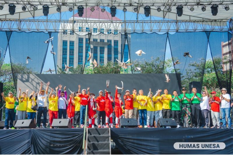 Release of doves, a symbol of the opening of the UNESA Student Fair.