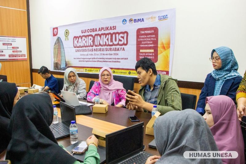 UNM research and application development team together with UNESA friends with disabilities in a trial session for the Inclusive Career application.