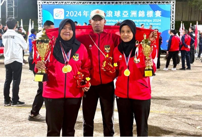 Make you proud! FIKK UNESA students show off their winning medals and trophies resulting from their hard work all this time.