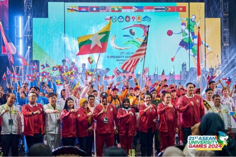 The excitement of the opening ceremony of the ASEAN University Games (AUG) XXI 2024 at Surabaya State University (UNESA).
