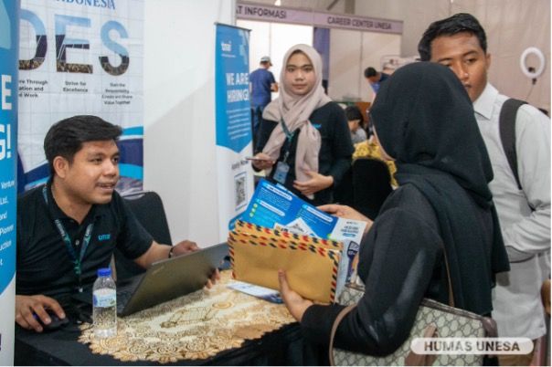 UNESA alumni take part in the 2024 Career Fair at the Lidah Wetan Campus 2 Rectorate Yard, Surabaya.