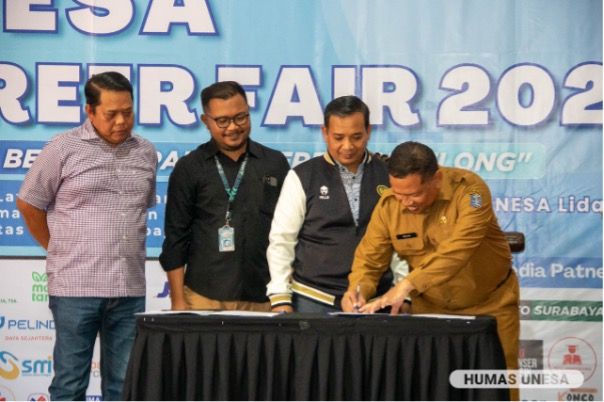 Signing of a memorandum of understanding on UNESA cooperation with the Surabaya City Manpower and Transmigration Service.