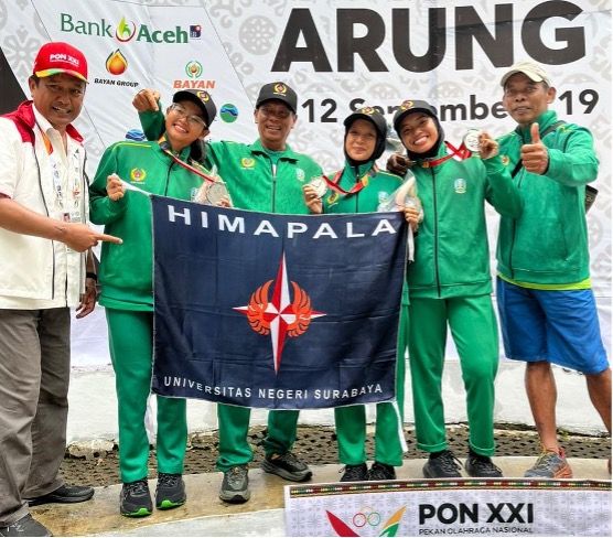 The UNESA Rafting Team shows off its medals and flag of pride at the 2024 Aceh-North Sumatra PON XXI awarding session. 