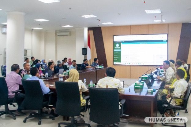 UNESA leadership and work units shared the increase in PTN IKU achievements with the UNM team at the Auditorium, UNESA Rectorate, Lidah Wetan Campus II, Surabaya.