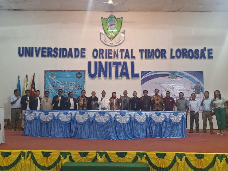 A team of UNESA professors and experts together with the leadership of Unital Timor Leste in training to improve basic skills in instructional techniques.