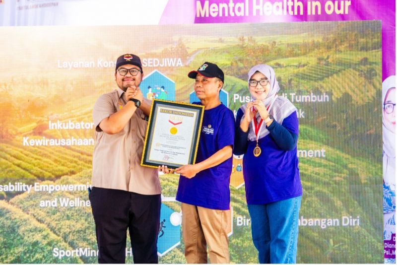 MURI noted 'hugging yourself' therapy as a strategy to improve mental well-being that involved a record number of students in Indonesia.