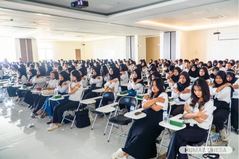 With this 'self-hugging' therapy, it is hoped that students will love themselves more and become more aware of the importance of maintaining mental well-being.