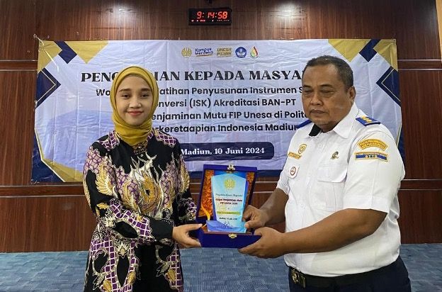 Souvenir handover between the GPM FIP UNESA team and the Indonesian Railway Polytechnic (PPI) Madiun team.