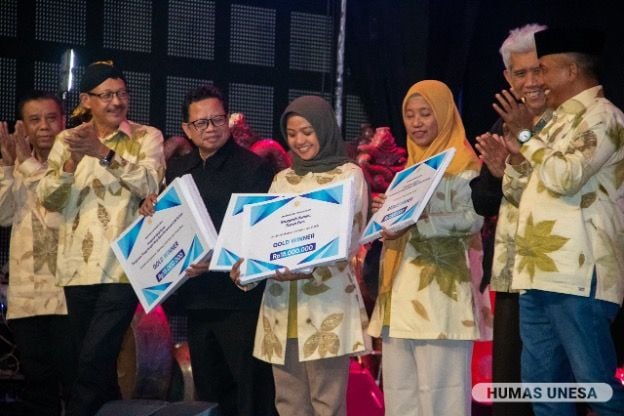 UNESA Chancellor Cak Hasan together with all leadership levels gave appreciation to a number of members of the community and outstanding work units, one of which is the Directorate of Public Relations and Public Information on the sidelines of the Solid Shadow Puppet Performance at Graha Sawunggaling UNESA Lidah Wetan, Friday, December 20 2024.