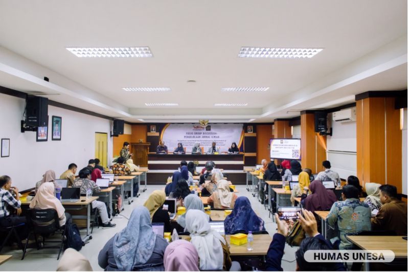 Chairs of Administration Study Programs from various campuses in East Java attended the FGD and signed cooperation in journal management.