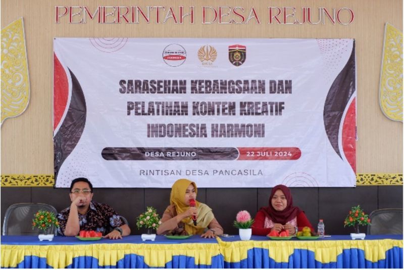 Representatives of the Rejuno Village government (center) with presenters at the national workshop and training; Iman Pasu Purba (left), and Putri Aisyiyah Rachma Dewi (right).