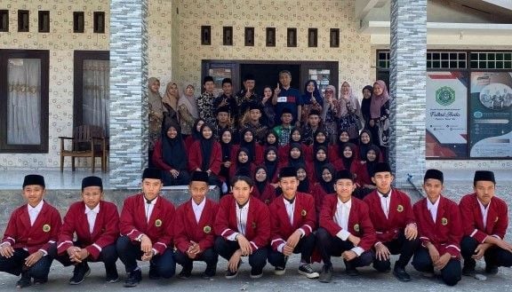 UNESA FBS PKM Team with teachers and students of MTs Fathul Huda, Blitar. 