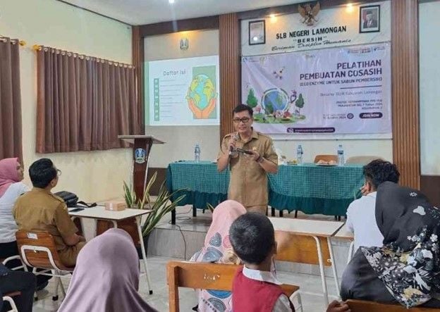 Material session with the team from the Lamongan Regency Environmental Service.