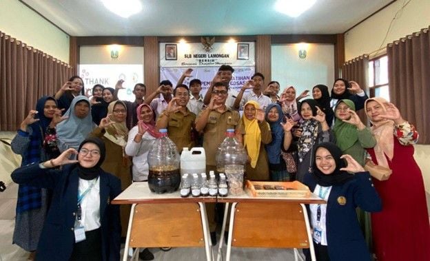 PPG UNESA and DLH Kab student teams . Lamongan with teachers, committees, students and PKK members in the Co-Sasih project./