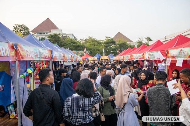 Dozens of UKM (Student Activity Unit) stands around UNESA were invaded by new students.