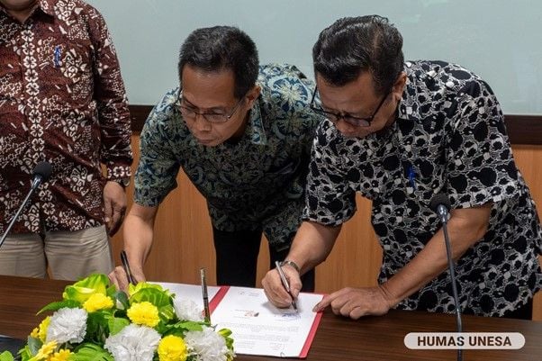 Signing of cooperation between UNESA and Berau Regency Government at the Rectorate, Campus 2 Lidah Wetan, Surabaya.