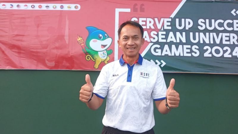 Thanakorn Srichaphan, Thai tennis coach at FIKK UNESA Tennis Court.