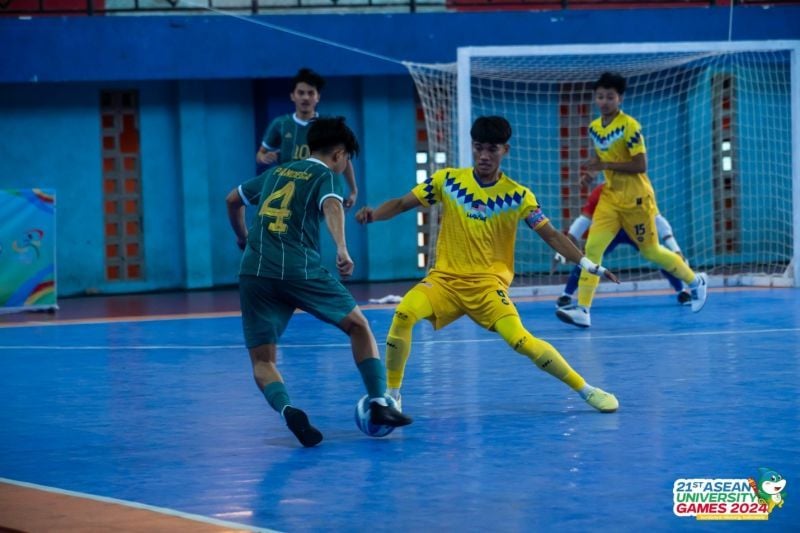 Indonesia and Malaysia battle strategies in the deciding match for the semi-finals of the AUG XXI 2024 Futsal sport at the FIKK UNESA Futsal GOR.