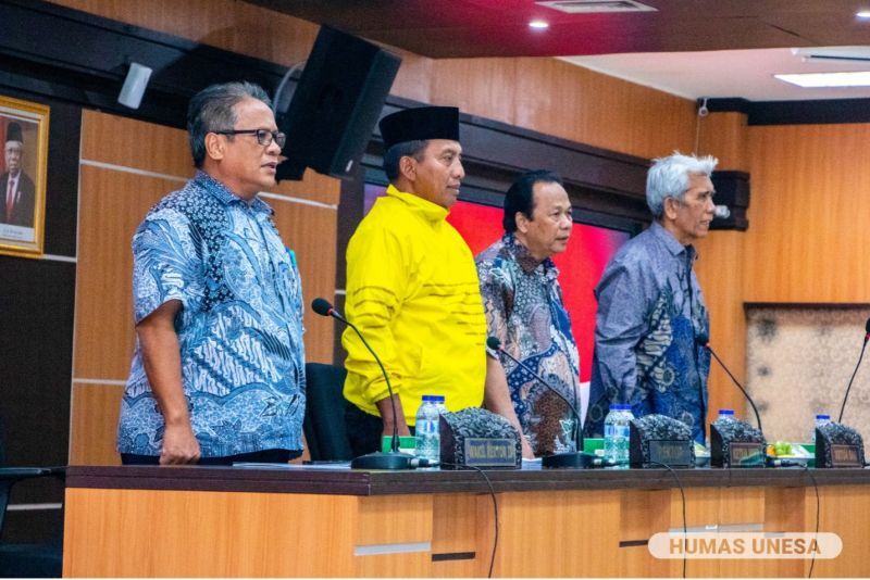 Chair of the Board of Trustees (second from right), SAU (right), Chancellor of UNESA (second from left) and Deputy Chancellor for Division II ( left) each provided reinforcement and direction to new UNESA lecturers.