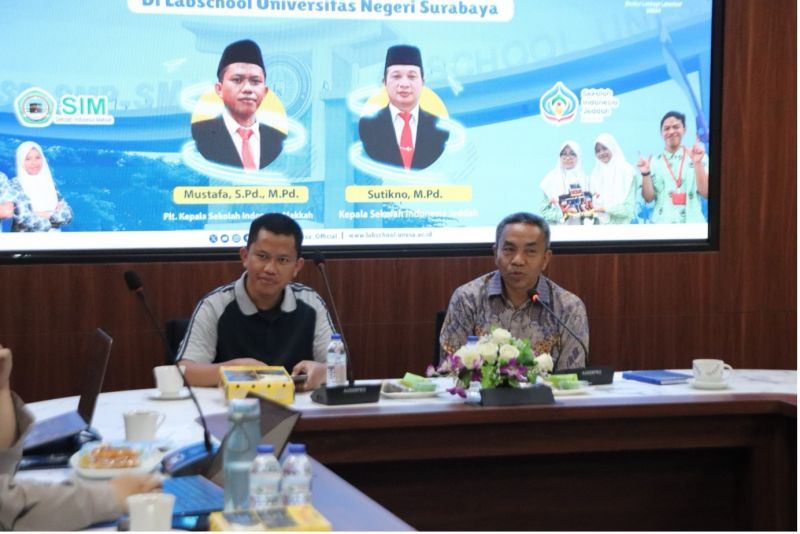 Director of the UNESA Labschool Institution (right) and Principal of the Indonesian School Makkah (left) discuss plans for developing future cooperation.