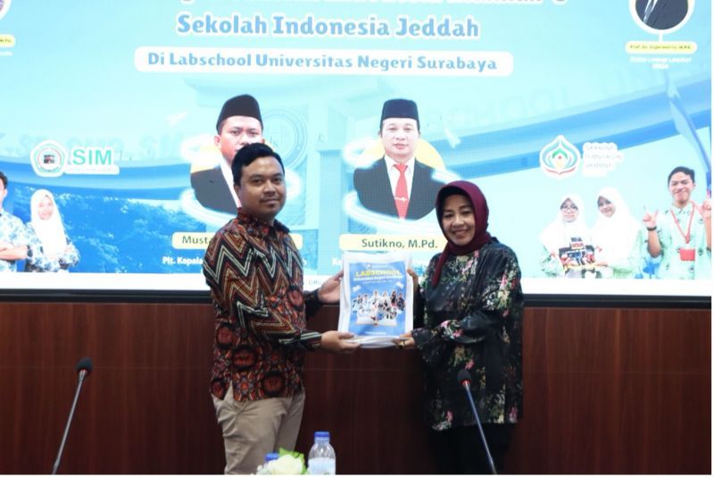 The Chairperson of the UNESA Dharma Wanita Association (right) gives souvenirs as memories to the Jeddah Indonesian School delegation.