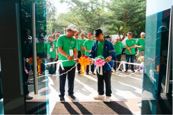 Vice Chancellor for Academic, Student and Alumni Affairs (right) together with the Dean of the Faculty of Engineering (left) cut the ribbon, a symbol of the launch of the FT business unit witnessed by the entire UNESA community.