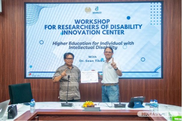 Professor with disabilities and Chair of DIC UNESA, Budiyanto (left) handed over a certificate of appreciation as a speaker to Sean Tikkun (right).